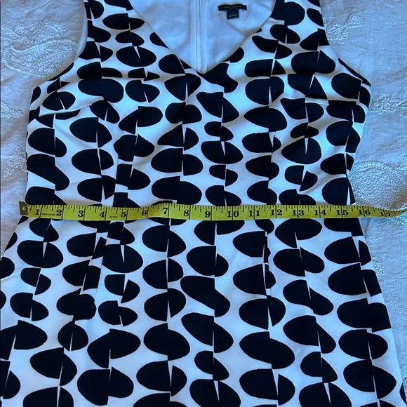 Stylish Ann Taylor Black and White Patterned Dress Size 4 - Picture 10 of 12